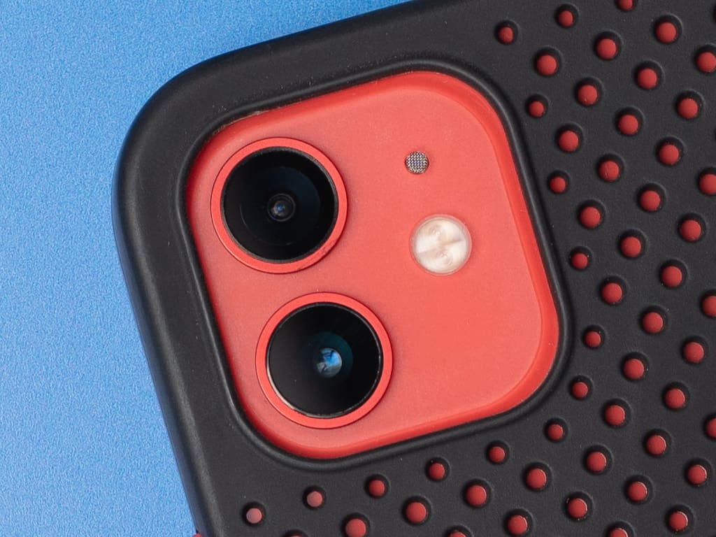 Děrovaný, gumový kryt na iPhone 12 a iPhone 12 Pro - Černý 3